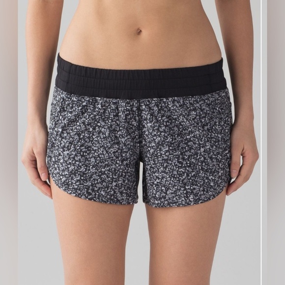 Lululemon Tracker Short IV 4” 
Daisy Dust Alpine White Black / Black - Picture 1 of 9
